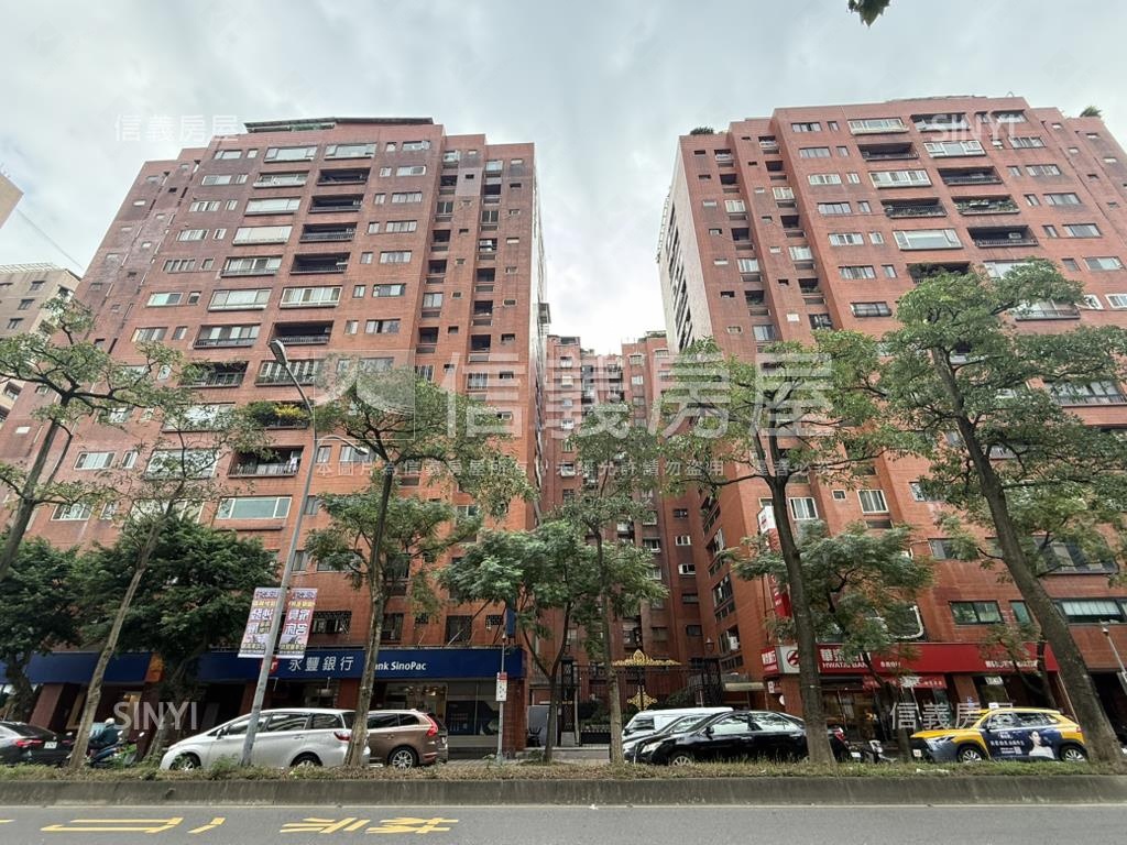 國泰名人朝南美景３房房屋室內格局與周邊環境