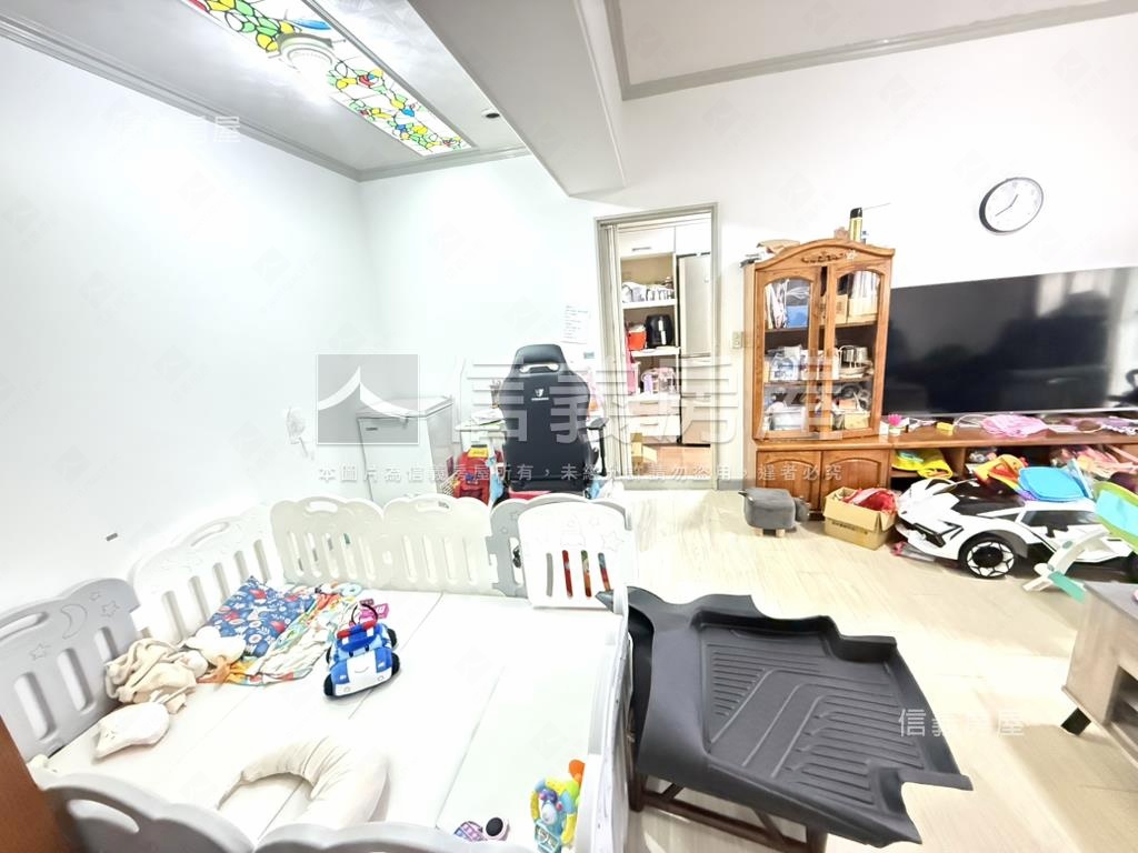 國泰名人朝南美景３房房屋室內格局與周邊環境