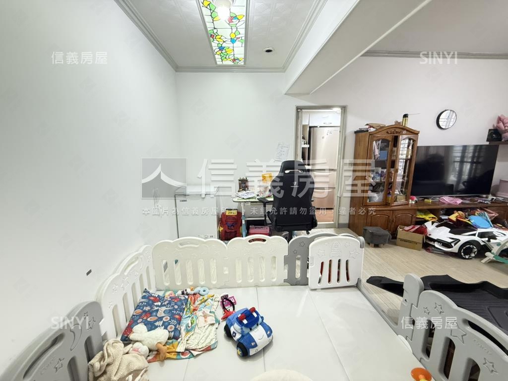 國泰名人朝南美景３房房屋室內格局與周邊環境