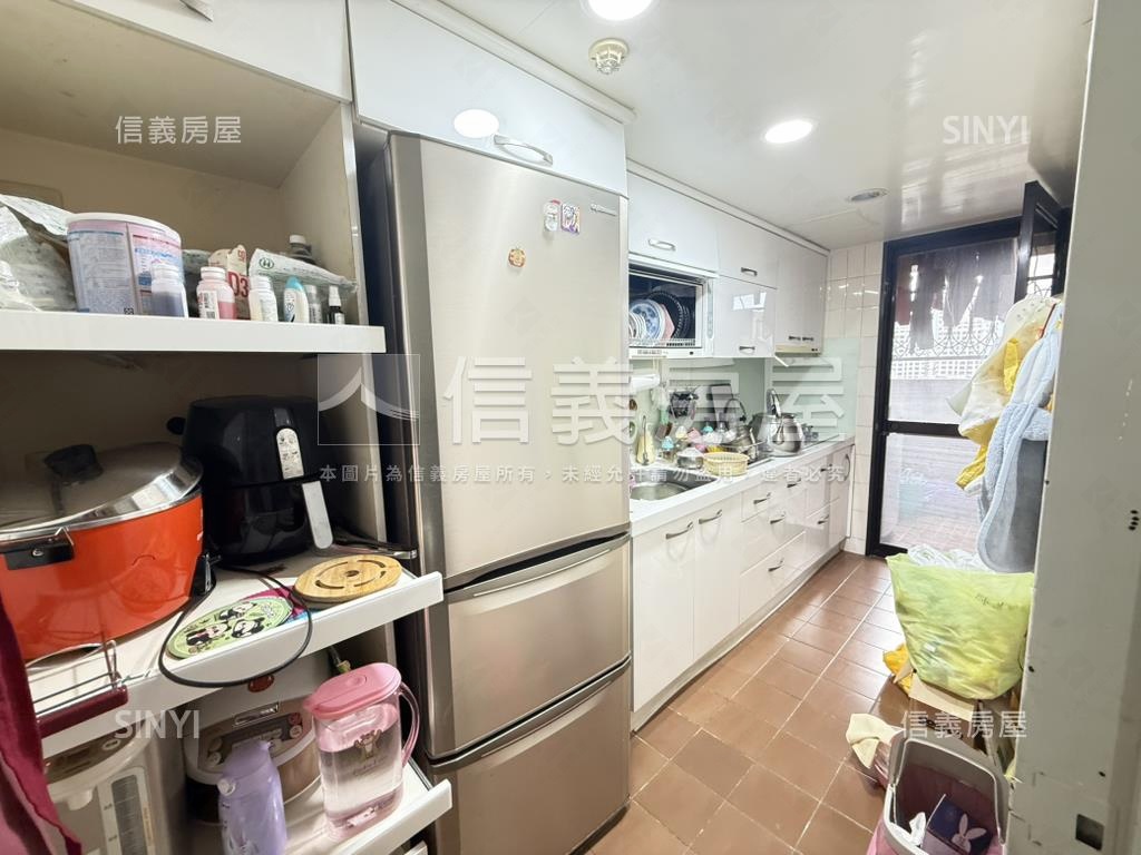 國泰名人朝南美景３房房屋室內格局與周邊環境