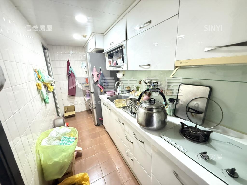 國泰名人朝南美景３房房屋室內格局與周邊環境