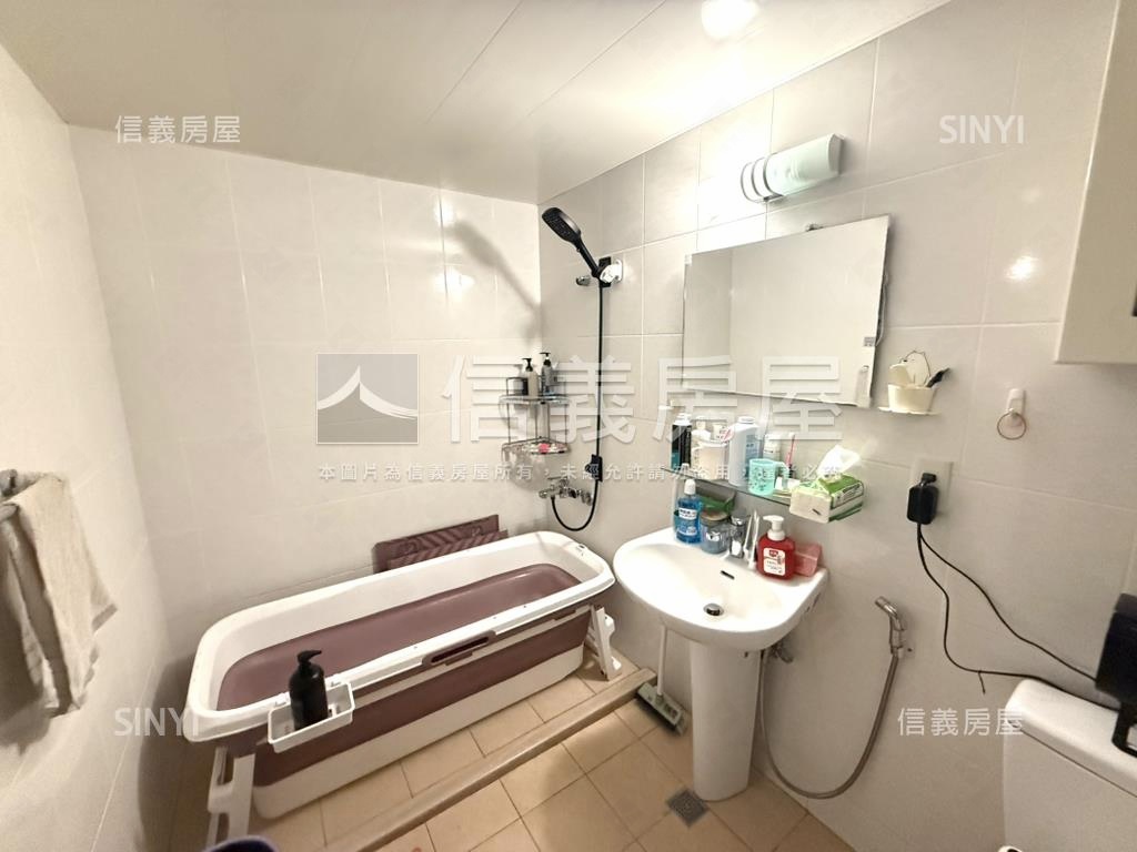 國泰名人朝南美景３房房屋室內格局與周邊環境