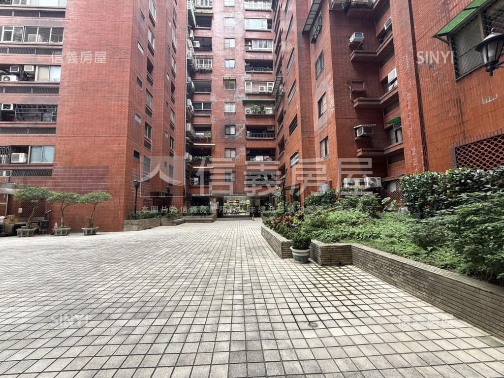 國泰名人朝南美景３房房屋室內格局與周邊環境