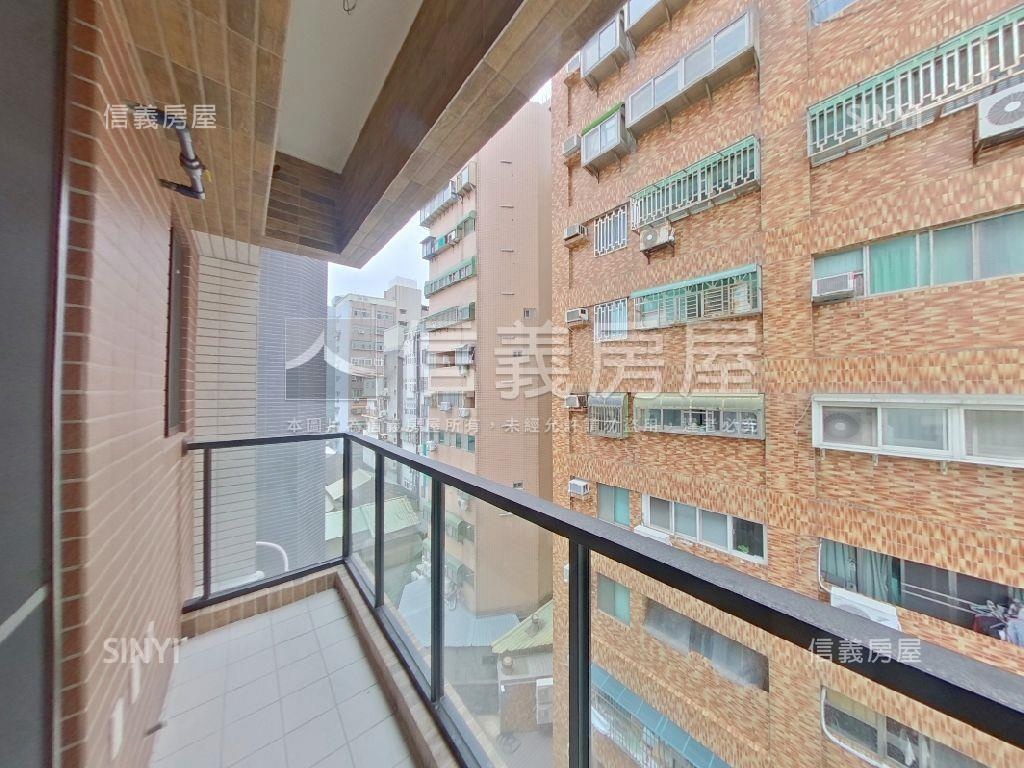 近巨城採光精品美兩房房屋室內格局與周邊環境