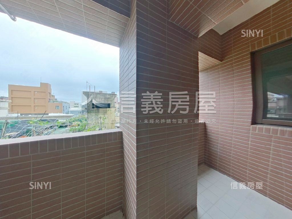 近巨城採光精品美兩房房屋室內格局與周邊環境