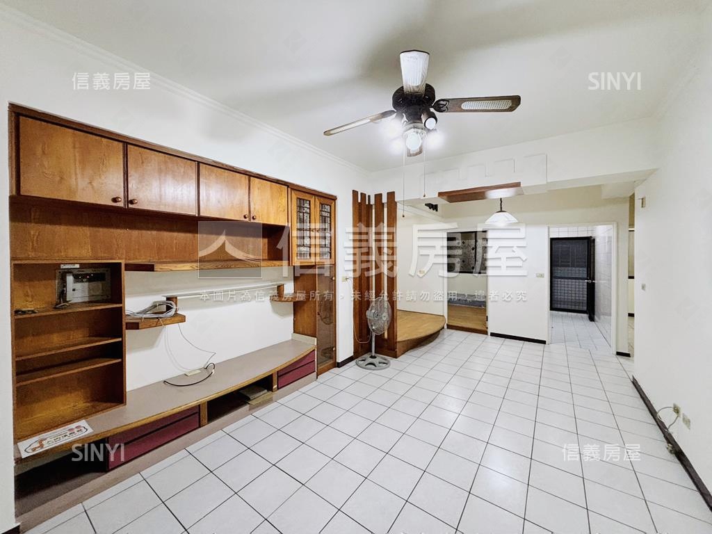 南區近高工雙陽台三房車位房屋室內格局與周邊環境