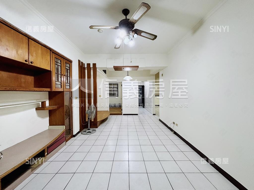 南區近高工雙陽台三房車位房屋室內格局與周邊環境