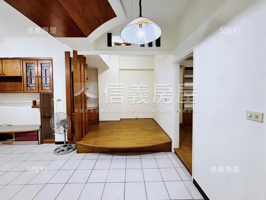 南區近高工雙陽台三房車位房屋室內格局與周邊環境