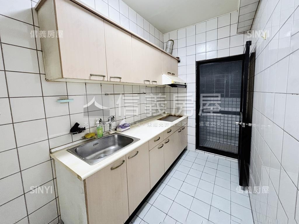 南區近高工雙陽台三房車位房屋室內格局與周邊環境