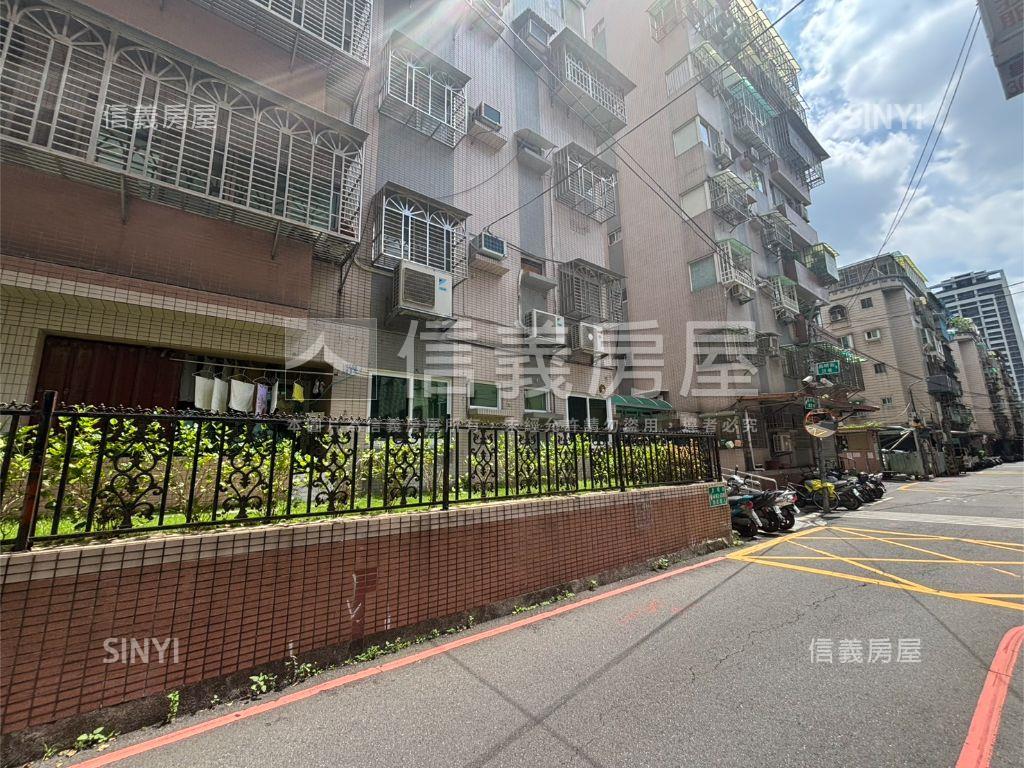 雅典三房車位房屋室內格局與周邊環境