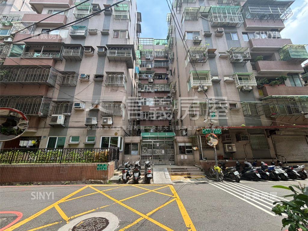 雅典三房車位房屋室內格局與周邊環境