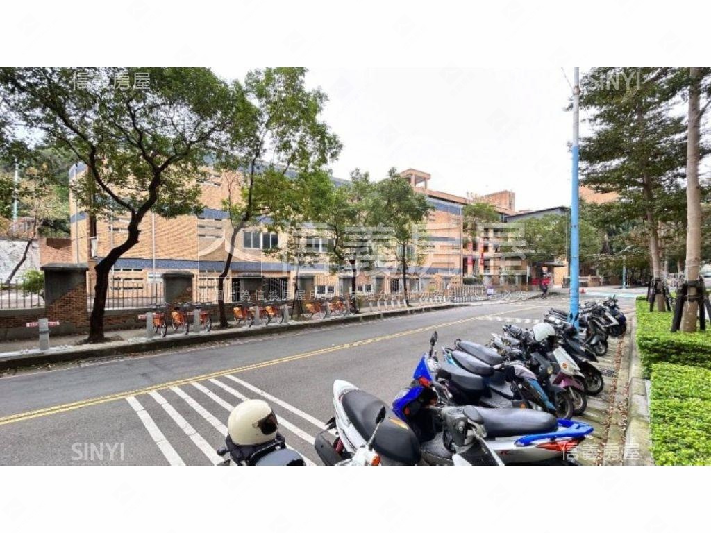 專任迴龍黃金店面房屋室內格局與周邊環境