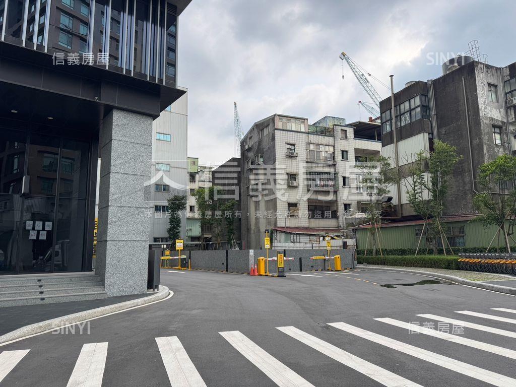 台灣科技Ａ辦高樓景觀三車房屋室內格局與周邊環境