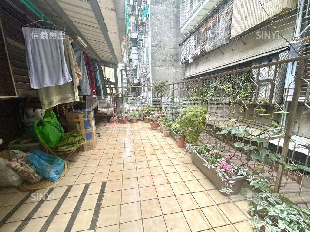 正忠孝東路黃金公寓房屋室內格局與周邊環境
