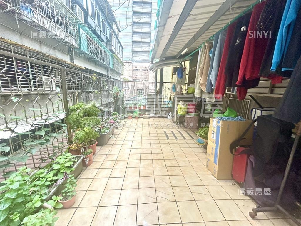 正忠孝東路黃金公寓房屋室內格局與周邊環境
