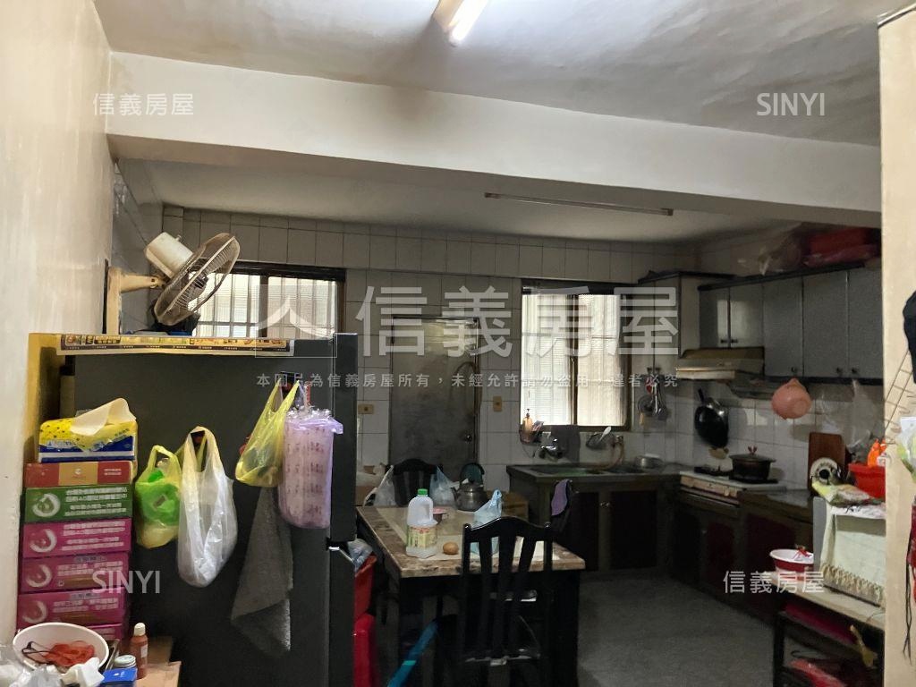東區崇德街面車庫透天房屋室內格局與周邊環境