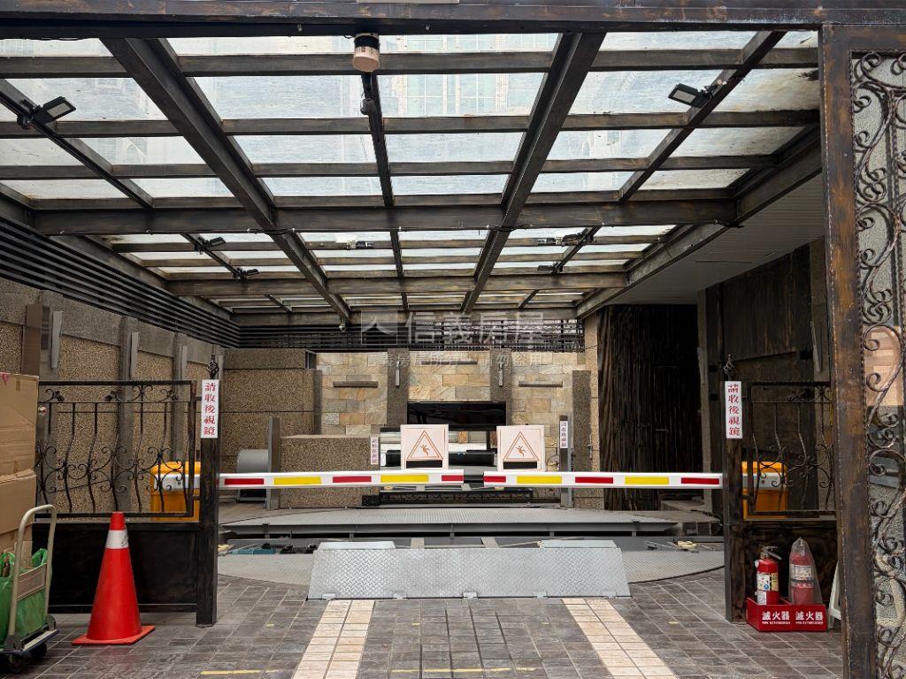 近森林公園世紀風華車位房屋室內格局與周邊環境