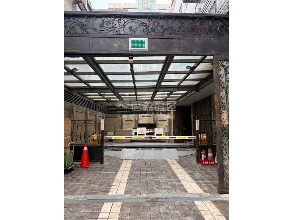 近森林公園世紀風華車位房屋室內格局與周邊環境