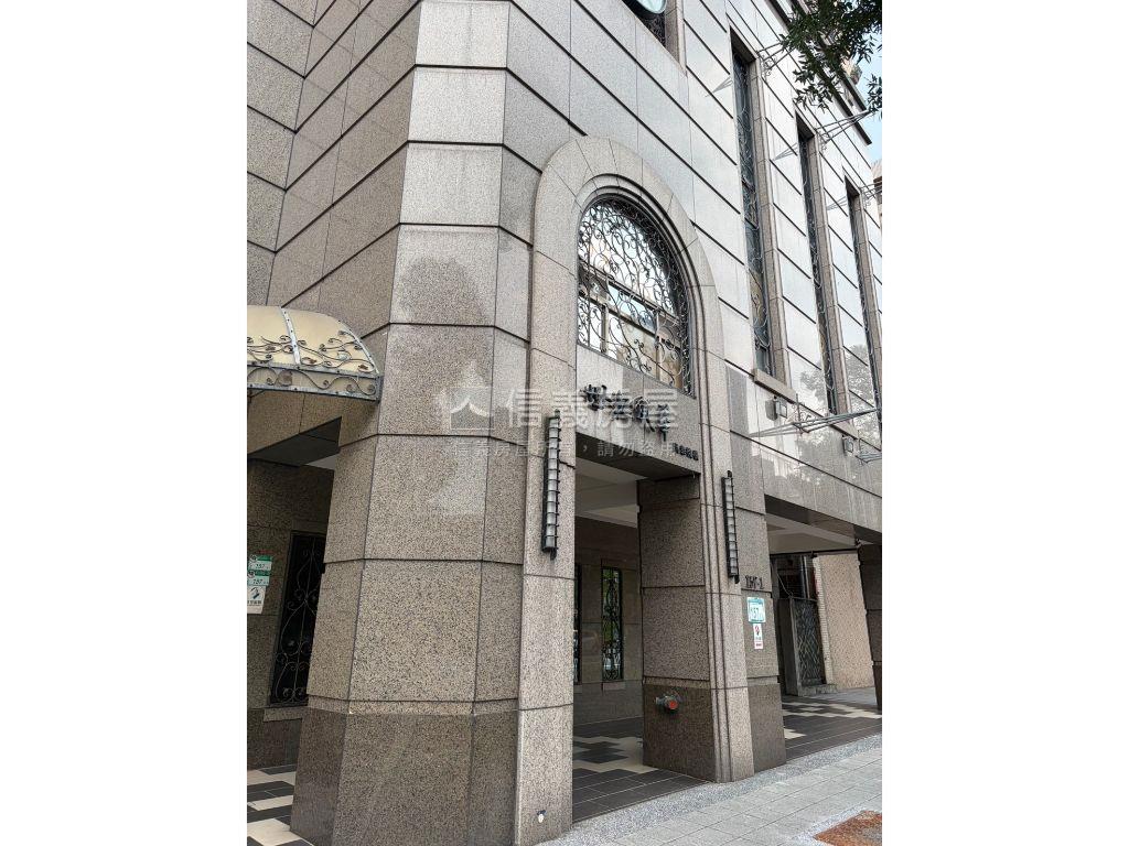 近森林公園世紀風華車位房屋室內格局與周邊環境