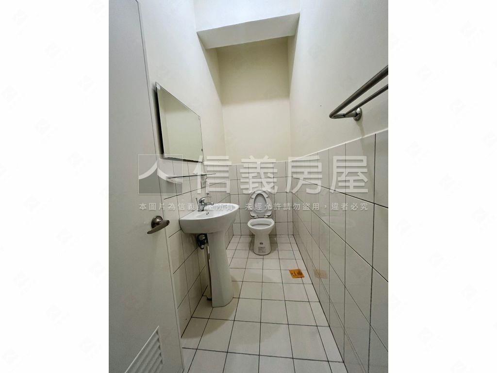 近新台五麥當勞轉角金店面房屋室內格局與周邊環境