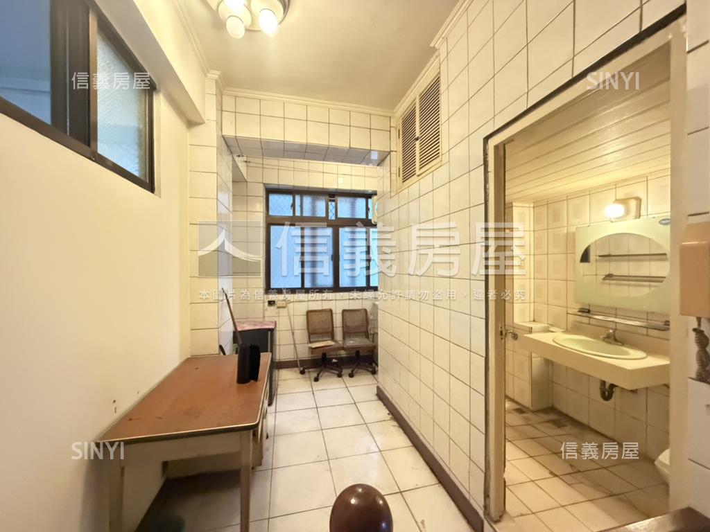 誠意出售綠園道旁大透天房屋室內格局與周邊環境