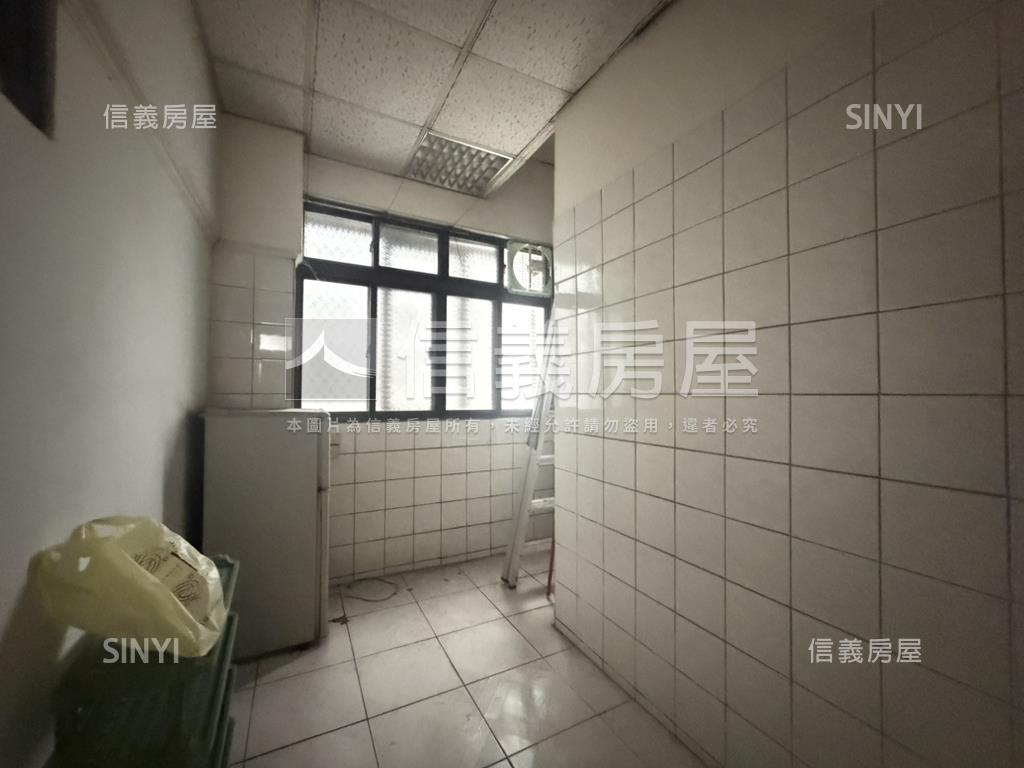 誠意出售綠園道旁大透天房屋室內格局與周邊環境