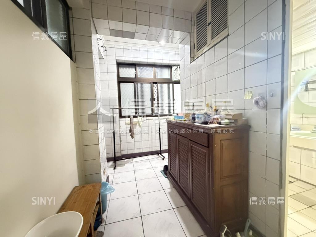 誠意出售綠園道旁大透天房屋室內格局與周邊環境