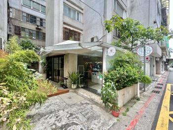 仁愛圓環面寬庭園店面