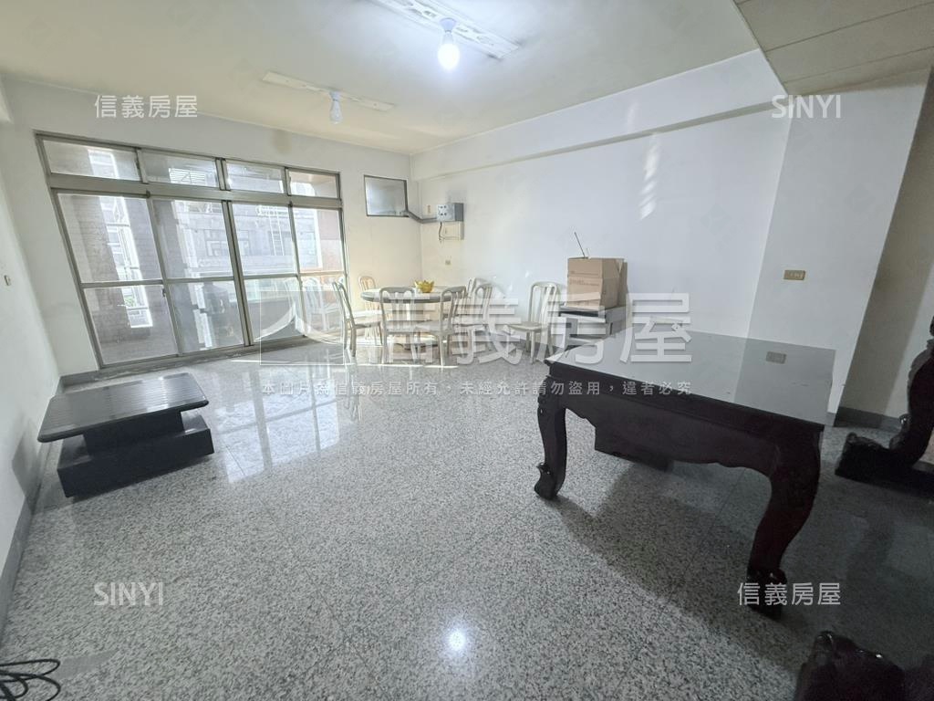 商業區百坪邊間透天房屋室內格局與周邊環境