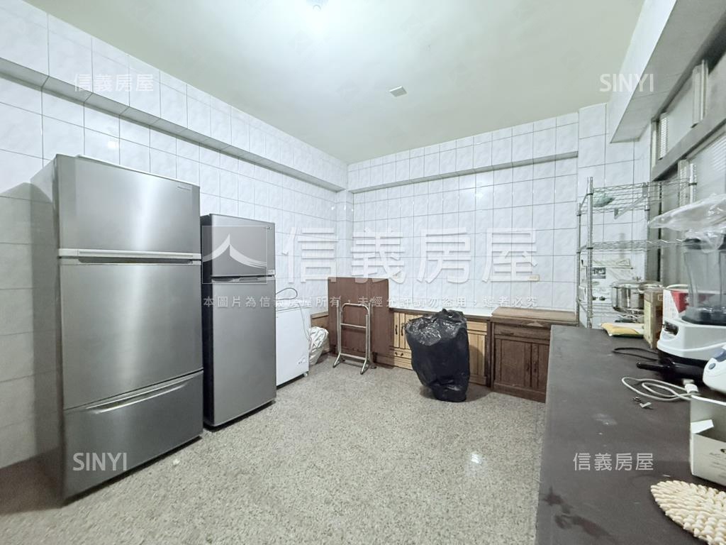 商業區百坪邊間透天房屋室內格局與周邊環境