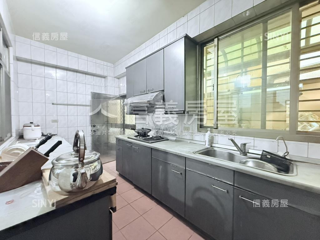 商業區百坪邊間透天房屋室內格局與周邊環境