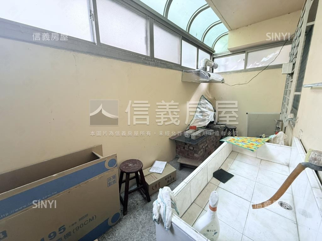 商業區百坪邊間透天房屋室內格局與周邊環境