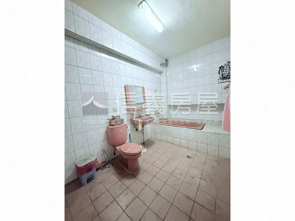 商業區百坪邊間透天房屋室內格局與周邊環境