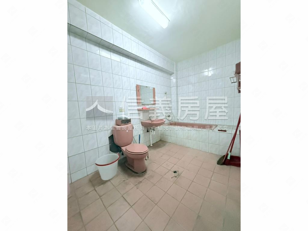 商業區百坪邊間透天房屋室內格局與周邊環境