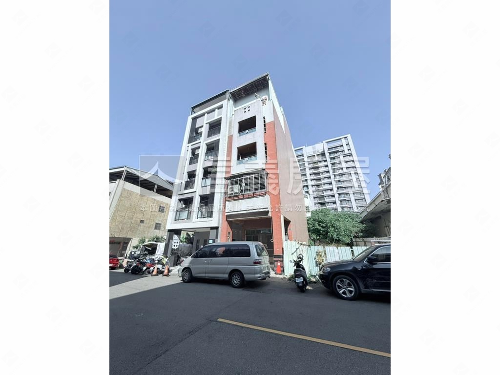 商業區百坪邊間透天房屋室內格局與周邊環境