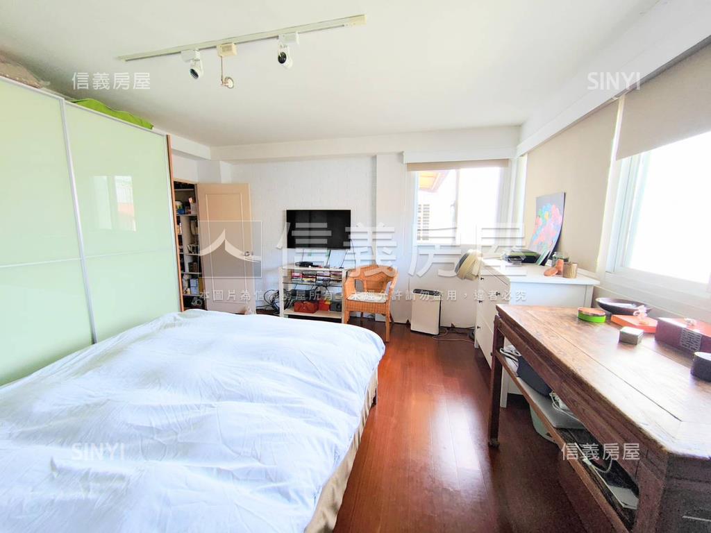 東區邊間景觀電梯頂加房屋室內格局與周邊環境