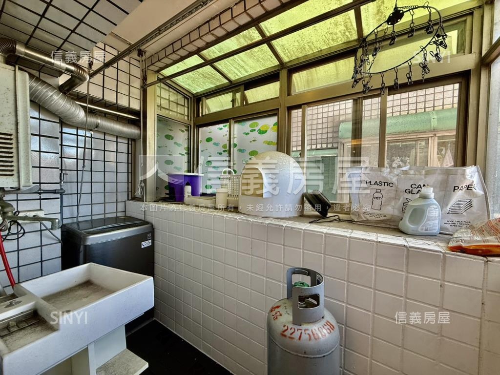 輕裝潢方正電梯兩房房屋室內格局與周邊環境