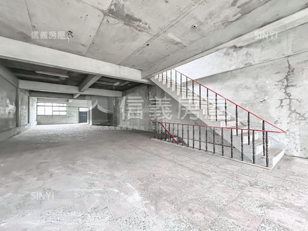 稀有挑高透天面寬廠辦房屋室內格局與周邊環境