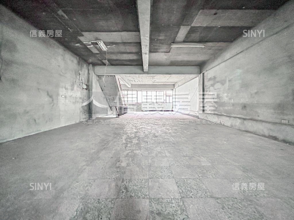 稀有挑高透天面寬廠辦房屋室內格局與周邊環境