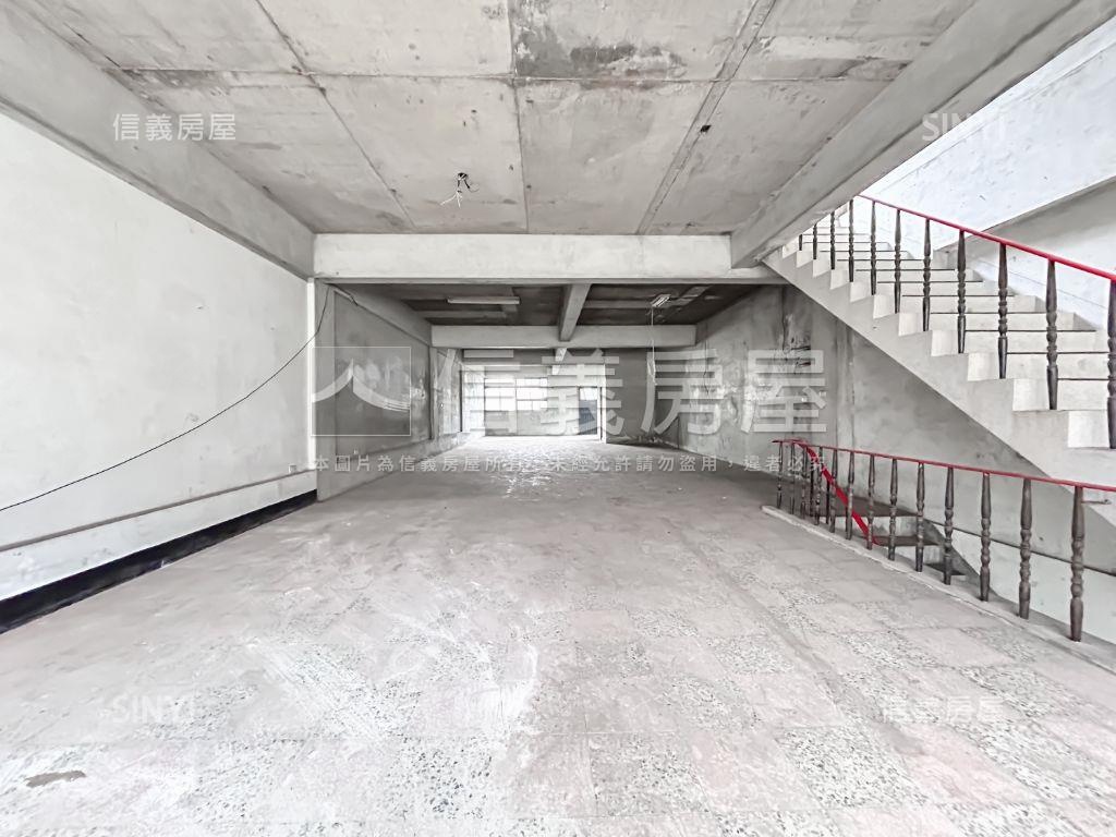 稀有挑高透天面寬廠辦房屋室內格局與周邊環境