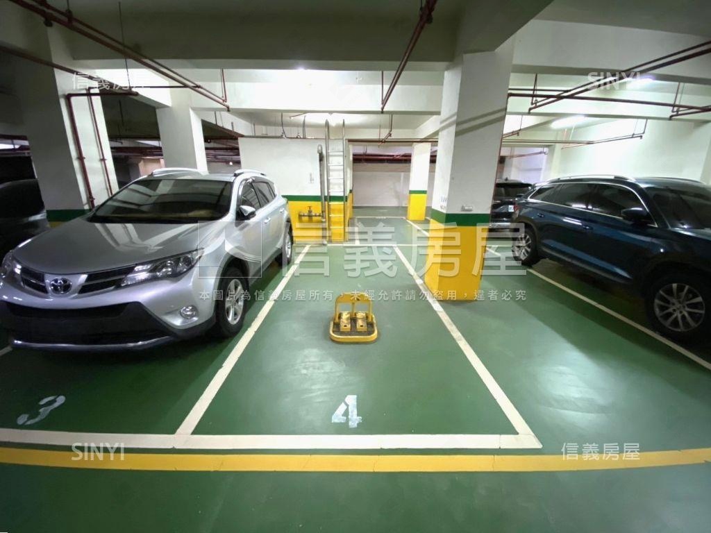 名人尊品二４號車位Ｂ２房屋室內格局與周邊環境