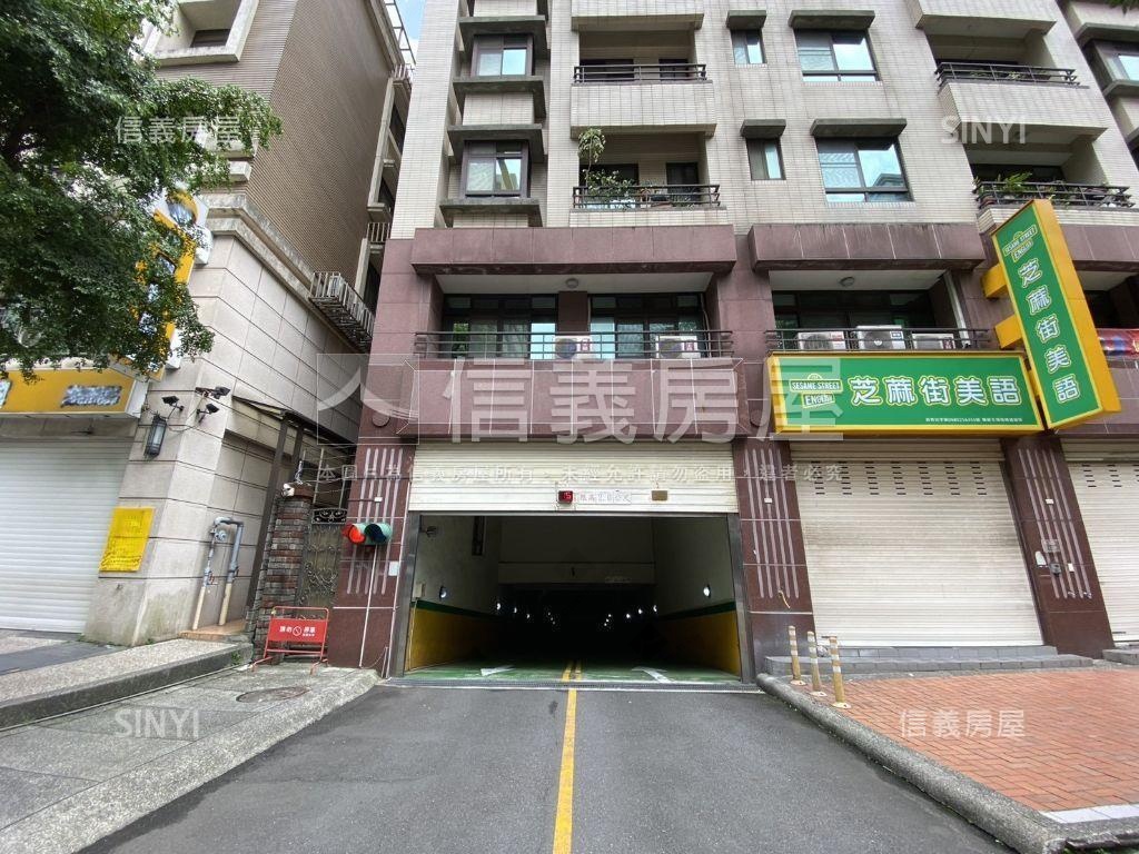 名人尊品二４號車位Ｂ２房屋室內格局與周邊環境