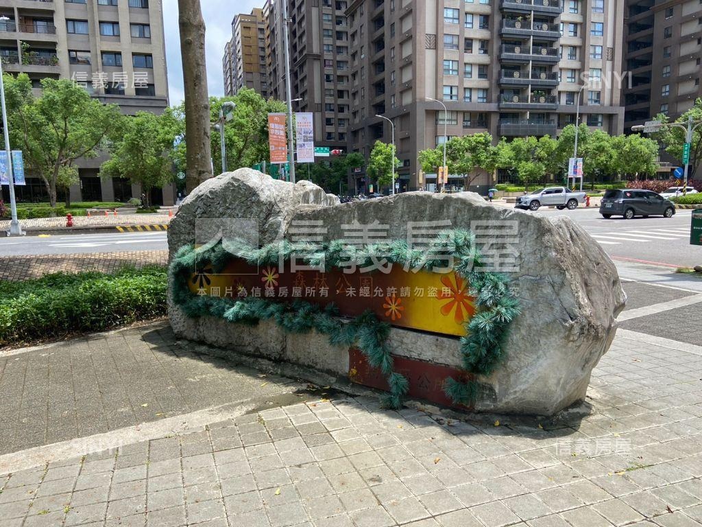 名人尊品二４號車位Ｂ２房屋室內格局與周邊環境