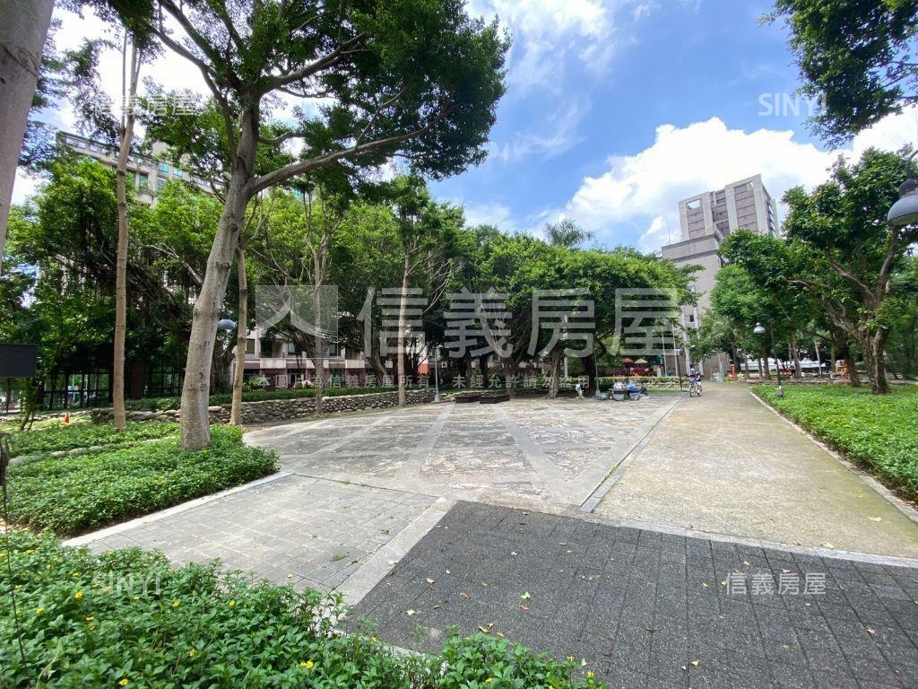 名人尊品二４號車位Ｂ２房屋室內格局與周邊環境