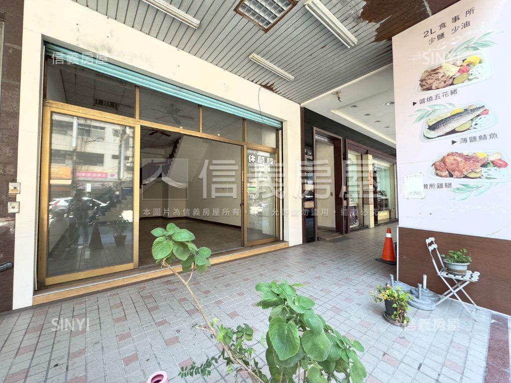 鳳山青年路面寬挑高金店面房屋室內格局與周邊環境