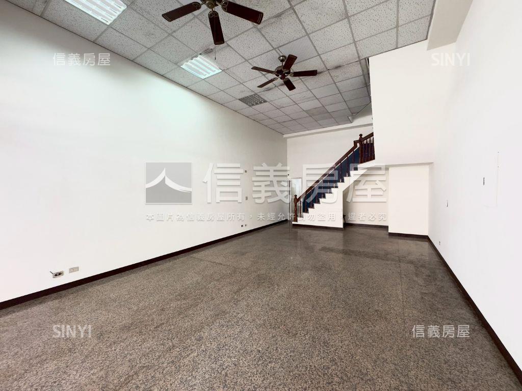 鳳山青年路面寬挑高金店面房屋室內格局與周邊環境