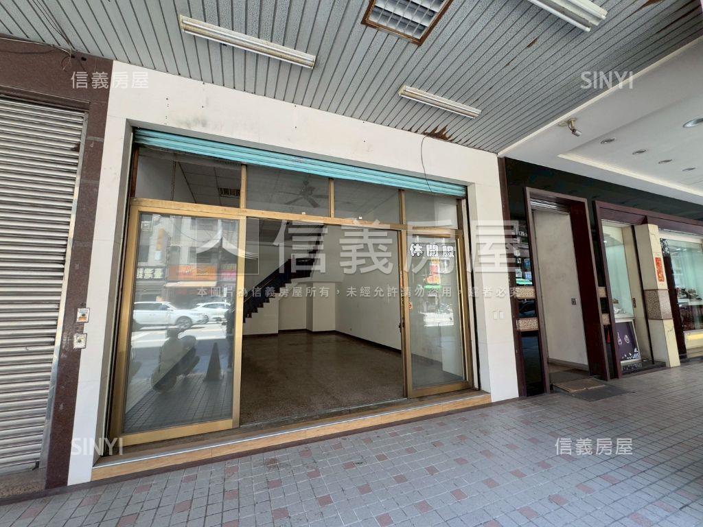 鳳山青年路面寬挑高金店面房屋室內格局與周邊環境