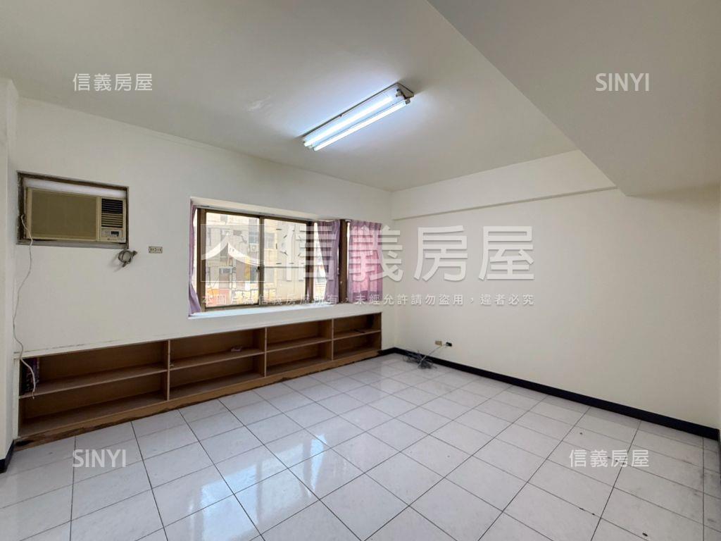 鳳山青年路面寬挑高金店面房屋室內格局與周邊環境