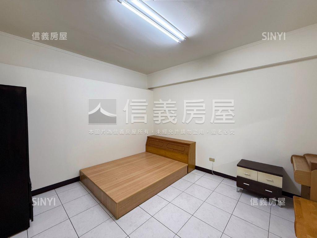 鳳山青年路面寬挑高金店面房屋室內格局與周邊環境