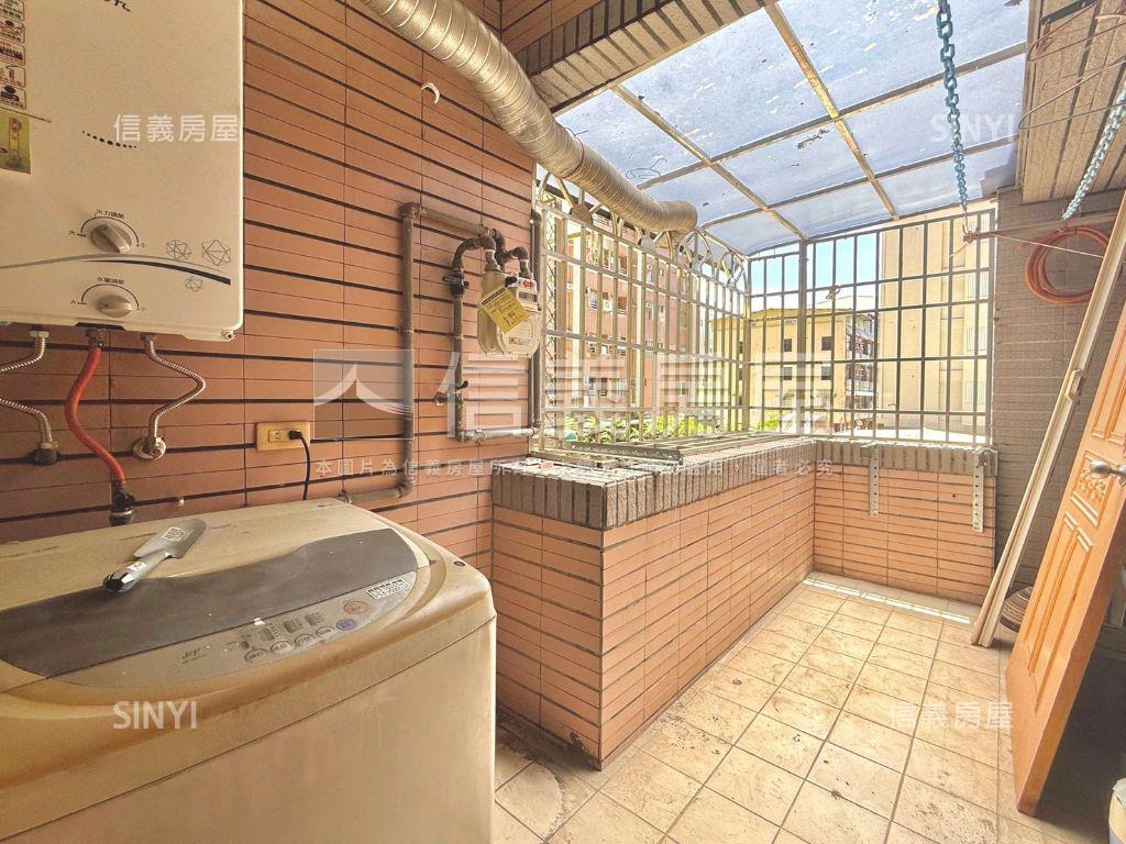 鳳山青年路面寬挑高金店面房屋室內格局與周邊環境